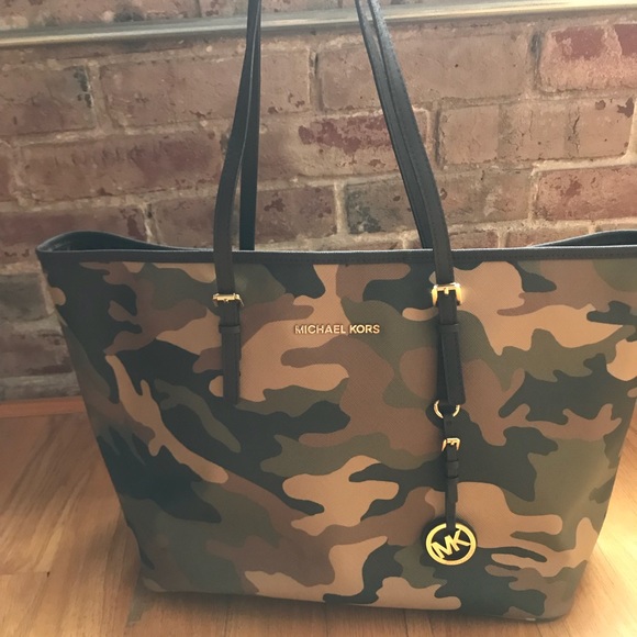 camo guess purse